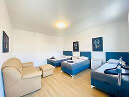 4BR Apartment for 15 Near Danube