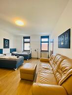 4BR Apartment for 15 Near Danube