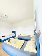 4BR Apartment for 15 Near Danube