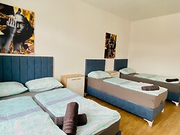 4BR Apartment for 15 Near Danube