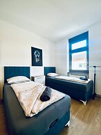 4BR Apartment for 15 Near Danube