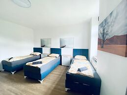 4BR Apartment for 15 Near Danube