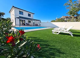 Two-storey House With Pool in Štrika