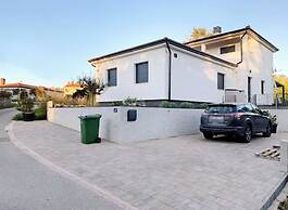 Two-storey House With Pool in Štrika