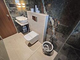 Hotel Saffron Grand Thane