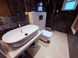 Hotel Saffron Grand Thane
