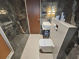 Hotel Saffron Grand Thane
