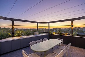 Saint Noir in St Kilda