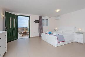 Villa Sequoia Yellow