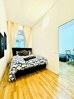 Comfortable 2BR Retreat Near Stadthalle