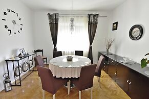 Spacious Apartment in Umag With Garden