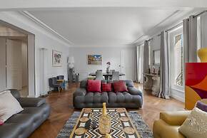 Luxury 4 Bed Residence - Next to Arc de Triomphe