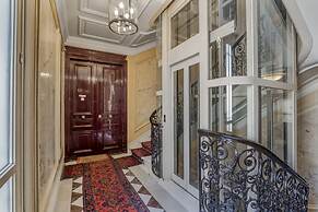 Luxury 5 Bed Residence - Opposite Arc de Triomphe