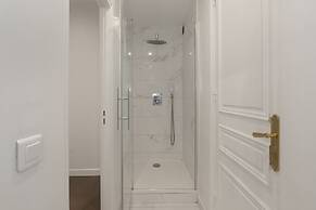 Luxury 5 Bed Residence - Opposite Arc de Triomphe
