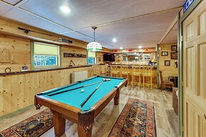 Game Room, Deck! Cozy Ski Cabin Near Sugarloaf
