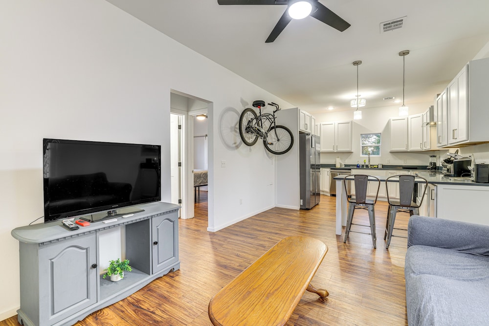 Stroll to Main St Eats! Pet-friendly Joplin Escape