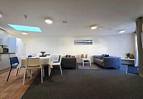 7 Bed House - Sleeps 14 - Parking