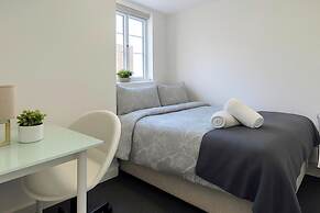 7 Bed House - Sleeps 14 - Parking