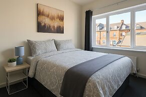 7 Bed House - Sleeps 14 - Parking