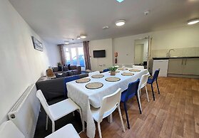 7 Bed House - Sleeps 14 - Parking