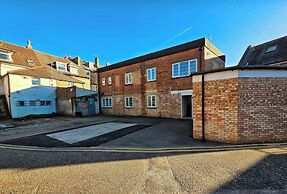 7 Bed House - Sleeps 14 - Parking
