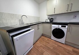 7 Bed House - Sleeps 14 - Parking
