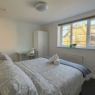 7 Bed House - Sleeps 14 - Parking