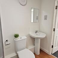7 Bed House - Sleeps 14 - Parking