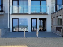 Seafront Apartment With Terrace on Zeedijk