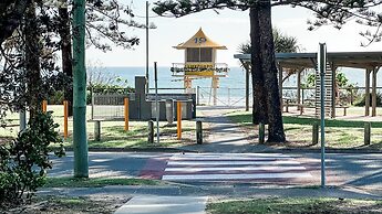 Absolute Burleigh Beachfront - Stylish 2BR Oceanview Stay