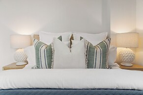Absolute Burleigh Beachfront - Stylish 2BR Oceanview Stay