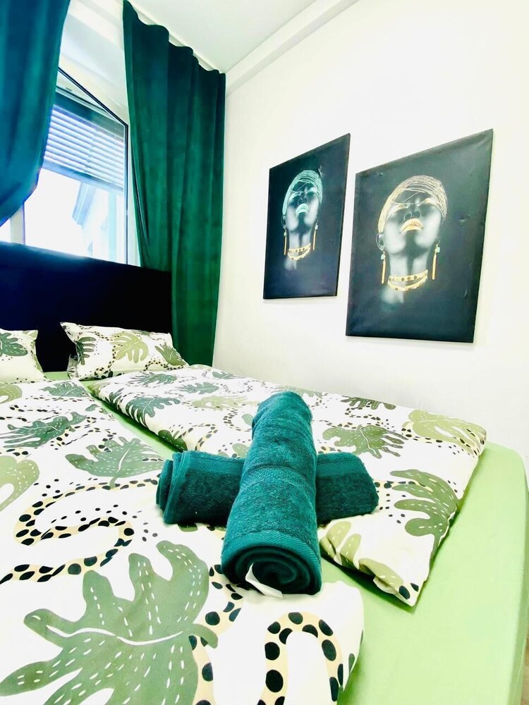 7BR Apt Near Schönbrunn for 15 Guests