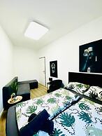 7BR Apt Near Schönbrunn for 15 Guests
