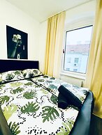 7BR Apt Near Schönbrunn for 15 Guests