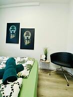 7BR Apt Near Schönbrunn for 15 Guests