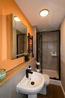 Benjamin Suite Modern 3BR Apartment