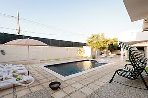 White houses luxury and pool