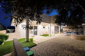 White houses luxury and pool