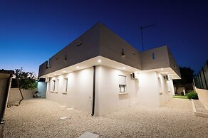 White houses luxury and pool