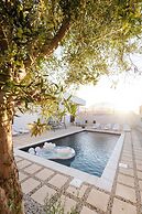 White houses luxury and pool