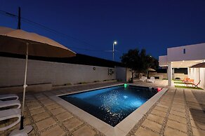 White houses luxury and pool