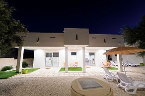 White houses luxury and pool