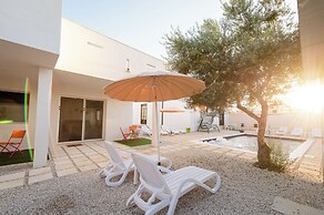 White houses luxury and pool