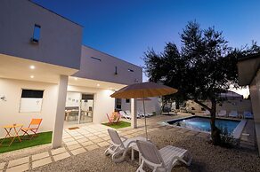 White houses luxury and pool