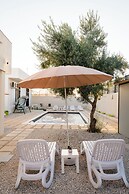 White houses luxury and pool