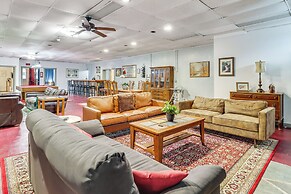 4 Mi to Mauch Chunk Lake: Spacious Apt w/ Bar!
