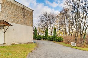 4 Mi to Mauch Chunk Lake: Spacious Apt w/ Bar!