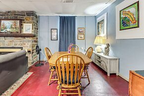 4 Mi to Mauch Chunk Lake: Spacious Apt w/ Bar!