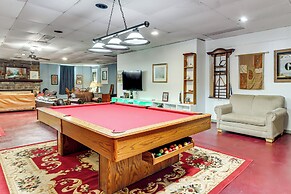 4 Mi to Mauch Chunk Lake: Spacious Apt w/ Bar!
