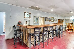 4 Mi to Mauch Chunk Lake: Spacious Apt w/ Bar!